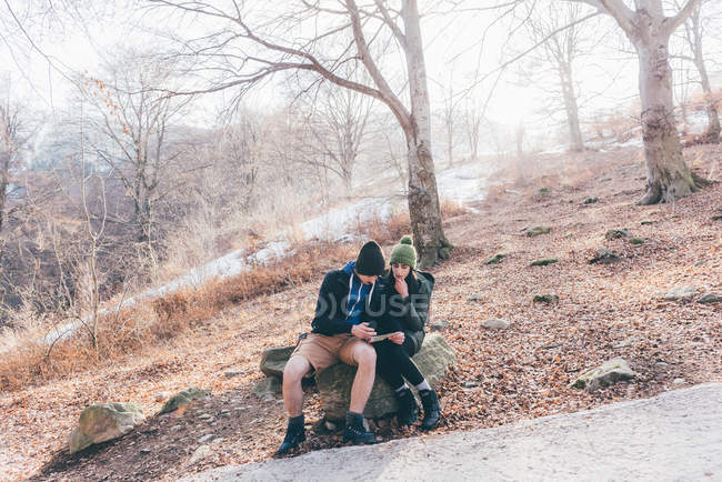 Couple randonnée regardant boussole et carte — Photo de stock