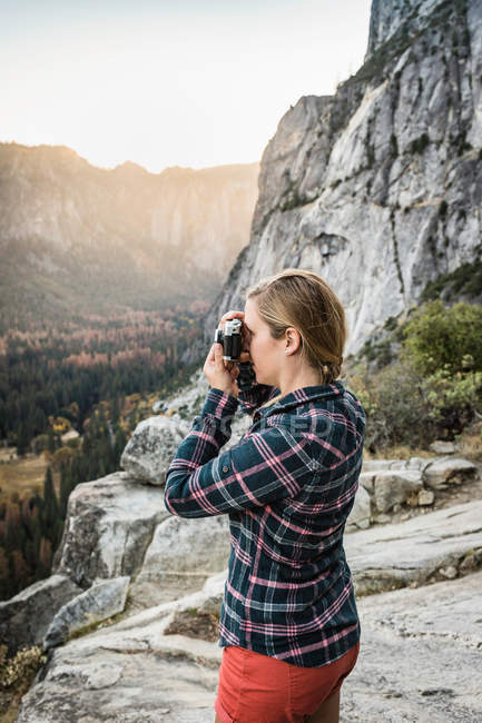 Mulher fotografando paisagem — Fotografia de Stock