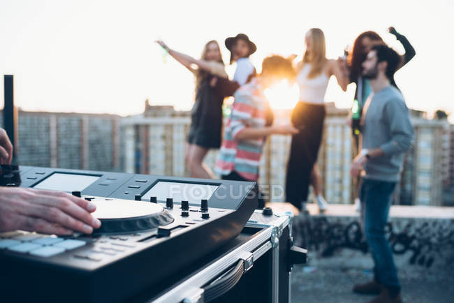 Группа друзей наслаждается вечеринкой на крыше — стоковое фото