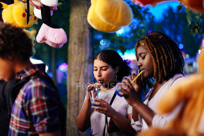 Meninas bebendo bebidas geladas — Fotografia de Stock