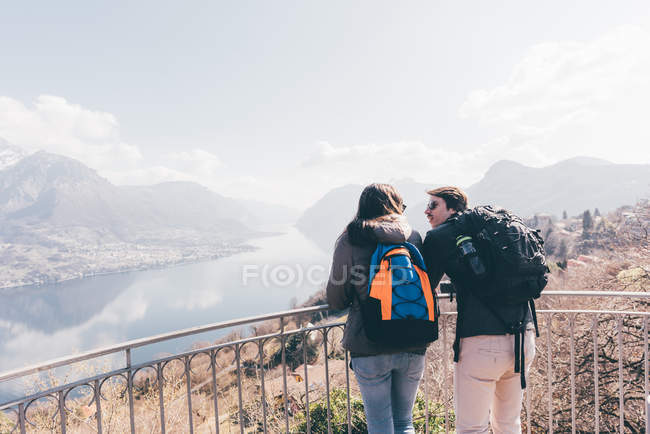 Couple regardant au bord du lac de montagne — Photo de stock