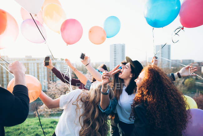 Grupo de amigos desfrutando de festa no telhado — Fotografia de Stock
