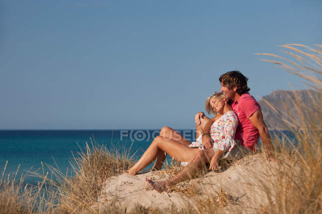Couple relaxant sur la plage — Photo de stock