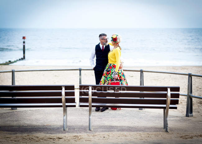 Casal olhando uns para os outros na praia — Fotografia de Stock