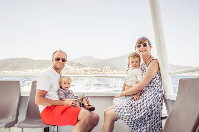 Ritratto di famiglia seduto su barca — Foto stock