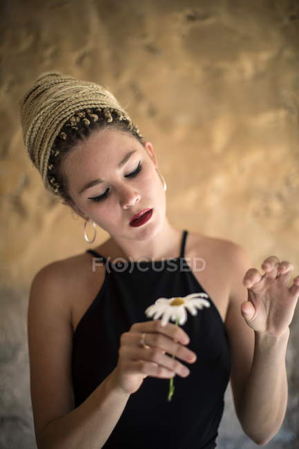 Jeune femme avec dreadlocks — Photo de stock