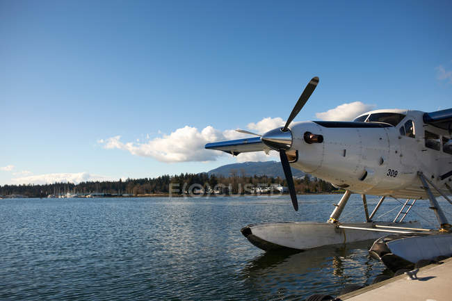 Wasserflugzeug im Hafen festgemacht — Stockfoto