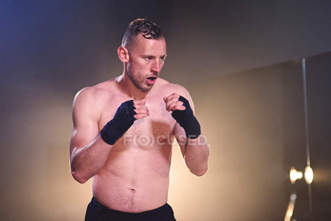 Allenamento boxer in palestra — Foto stock