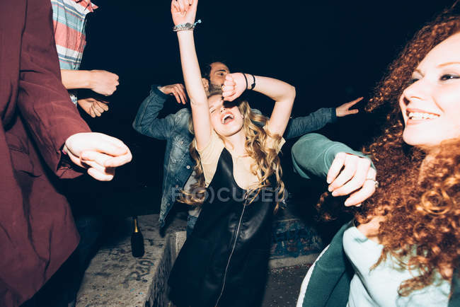 Group of friends dancing — Stock Photo