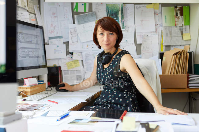 Diseñador femenino en el escritorio de la oficina - foto de stock