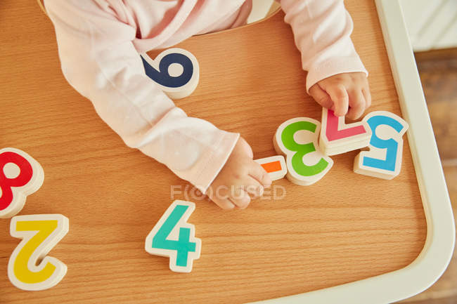 Bambina che gioca con i numeri del giocattolo — Foto stock