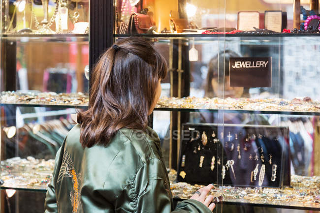 Молода жінка у вікні магазину ювелірних виробів — стокове фото