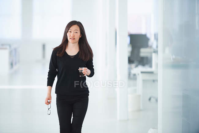Retrato de mujer de negocios en el cargo - foto de stock