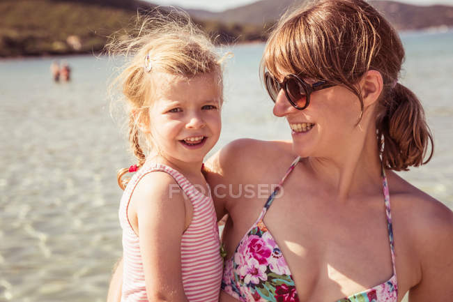 Портрет матери и дочери на пляже — стоковое фото