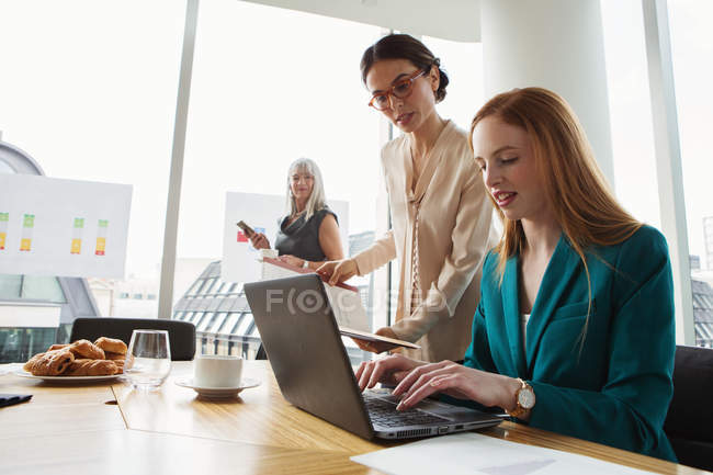 Femmes d'affaires préparant la présentation dans la salle de réunion — Photo de stock