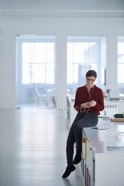 Mulher trabalhando no escritório em plano aberto — Fotografia de Stock