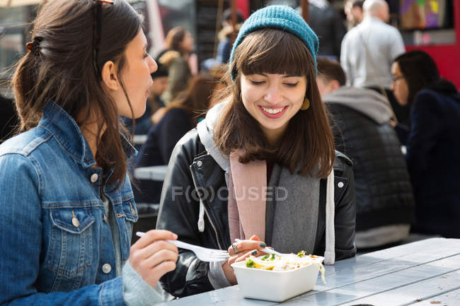 Mujeres que comen comida para llevar - foto de stock