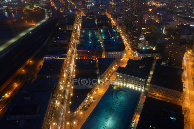 Carreteras iluminadas por la noche - foto de stock
