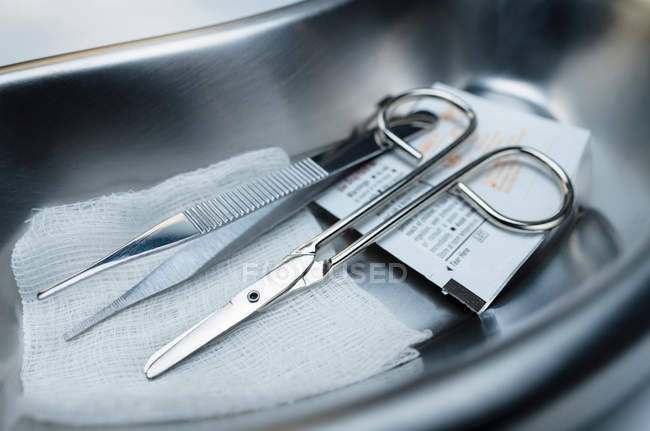 Suture removal kit in kidney dish — Stock Photo