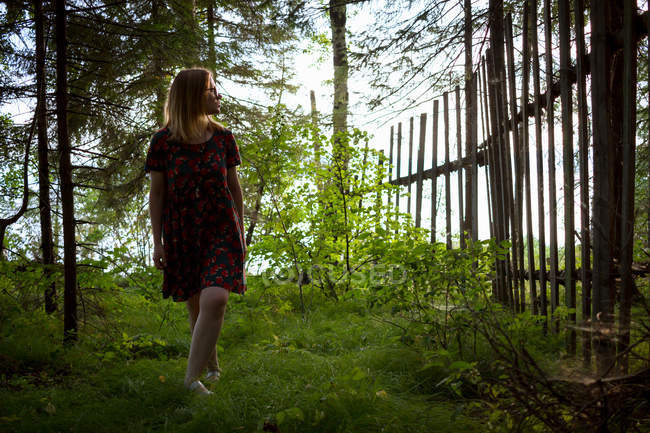 Frau im Wald, nizhny tagil — Stockfoto