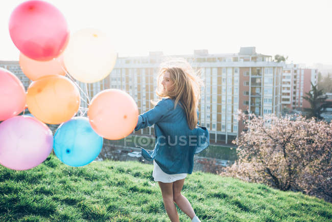 Young woman standing on roof — Stock Photo