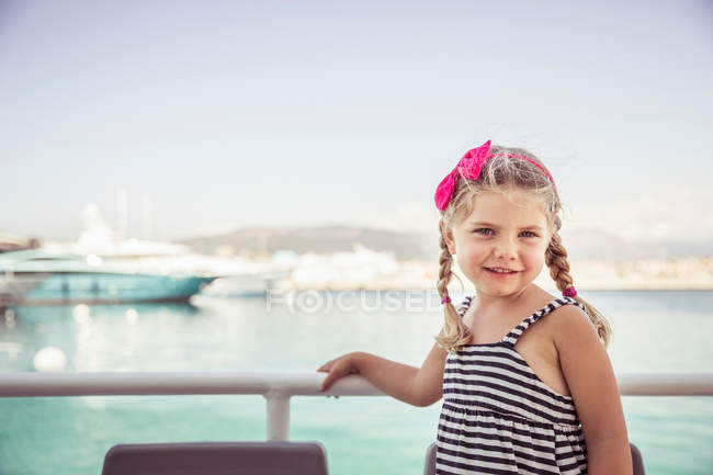 Retrato de menina perto da água — Fotografia de Stock