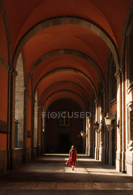 Женщина ходит по коридорам — стоковое фото