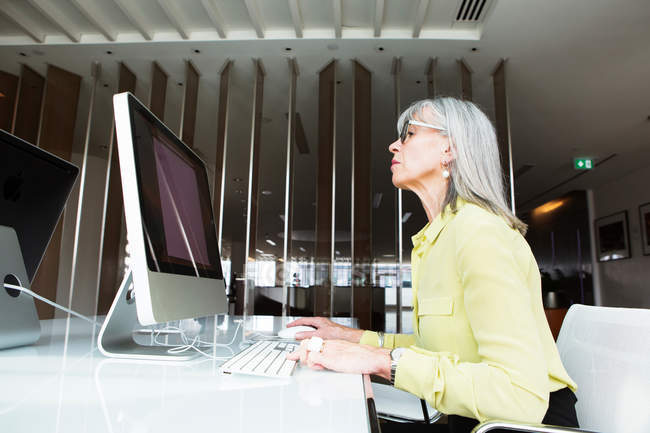 Businesswoman working at computer — Stock Photo