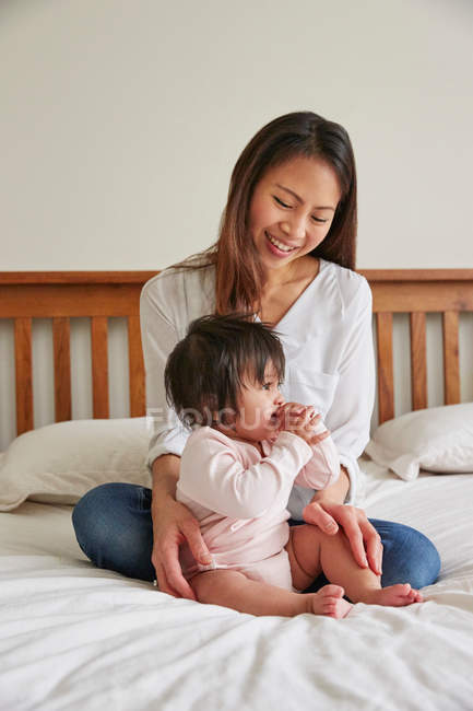 Mulher com bebê filha — Fotografia de Stock