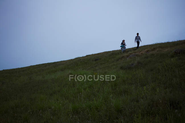 Couple strolling through countryside — Stock Photo