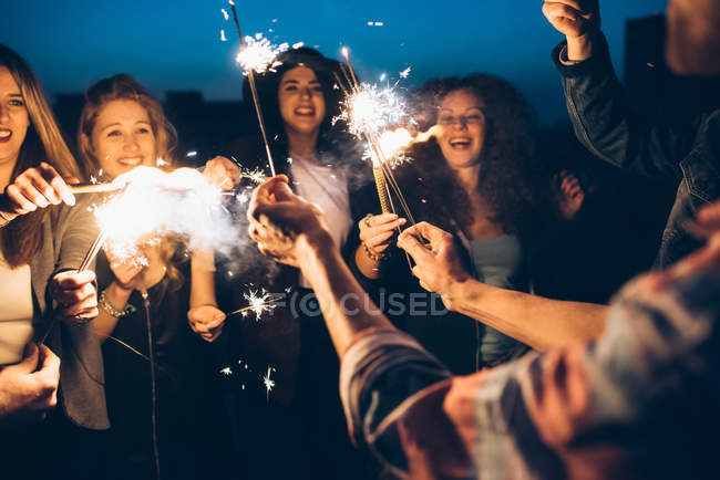 Группа друзей наслаждается вечеринкой на крыше — стоковое фото