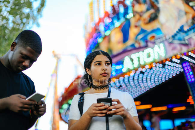 Two friends at funfair — Stock Photo