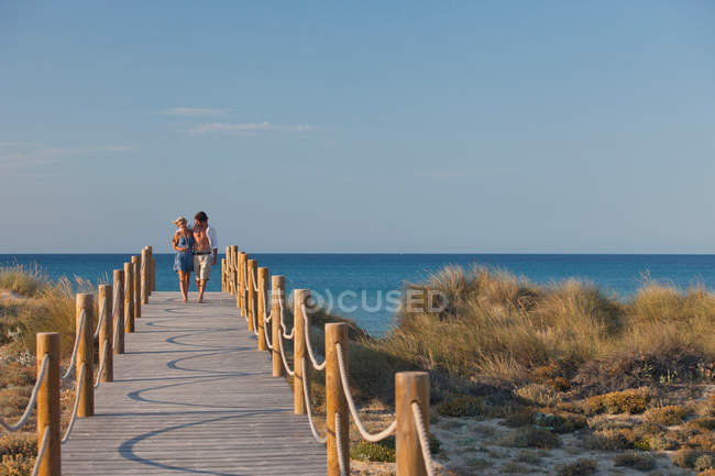 Couple hugging by sea — Stock Photo