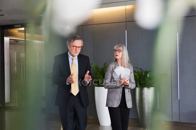 Бизнесмен и деловая женщина обсуждают — стоковое фото