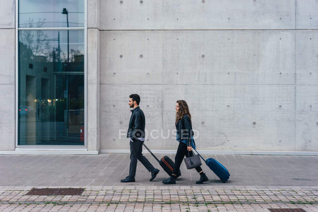 Пара, що йде з багажем — стокове фото
