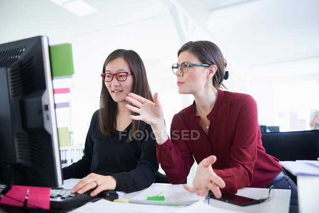 Colleagues working in office — Stock Photo