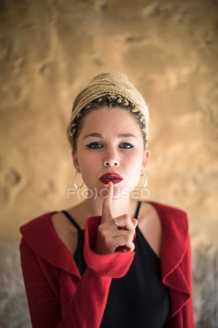 Giovane donna con dreadlocks — Foto stock