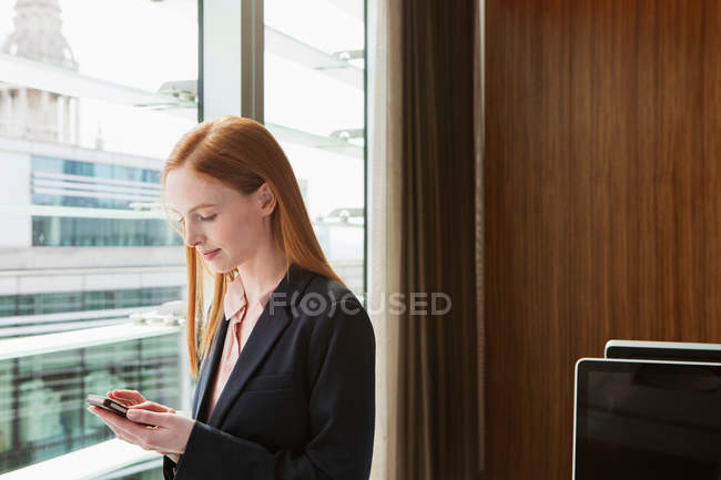 Femme d'affaires utilisant le téléphone mobile — Photo de stock