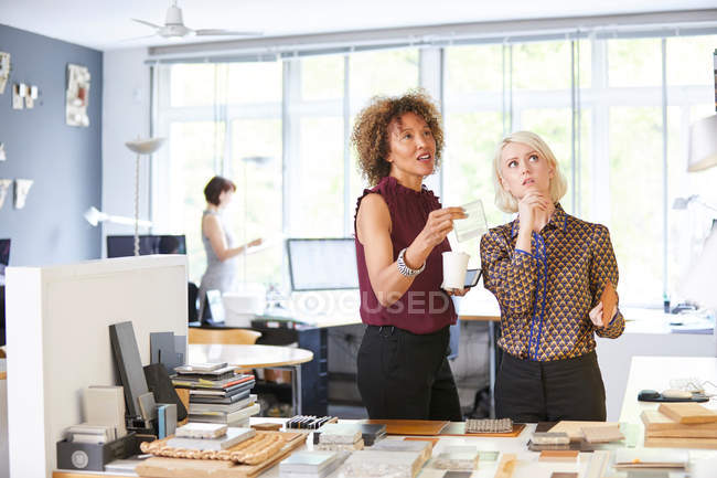 Дві жінки дизайнери інтер'єру — стокове фото