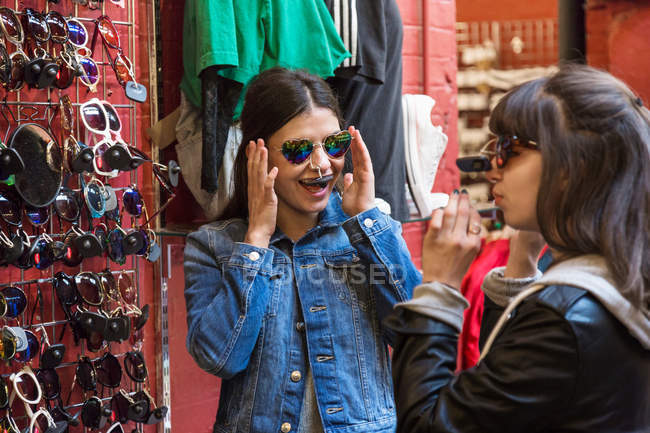 Young female shoppers — Stock Photo