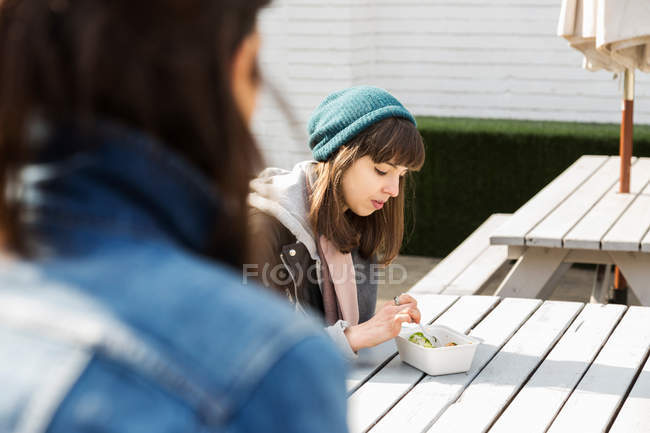 Young woman eating takeaway food — Stock Photo