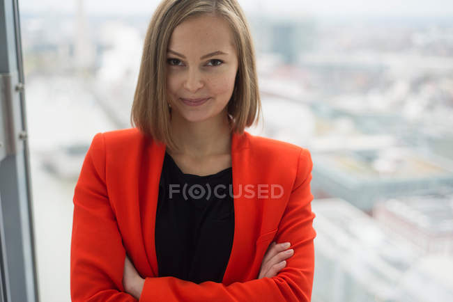 Retrato de una joven empresaria - foto de stock