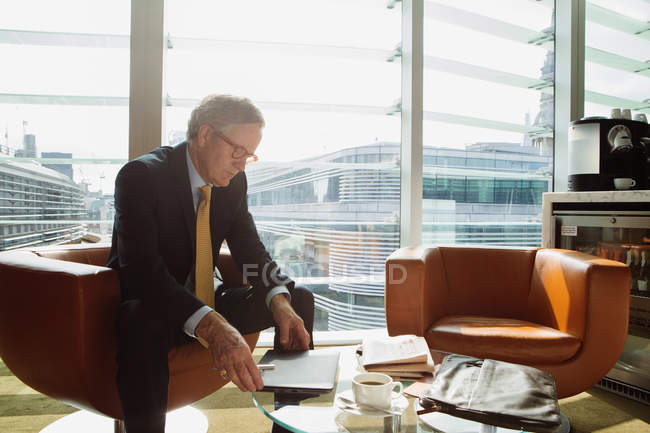 Uomo d'affari nella zona caffè in ufficio — Foto stock