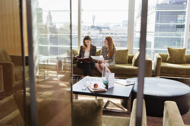 Unternehmerinnen treffen sich auf dem Bürosofa — Stockfoto