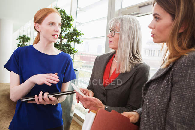 Businesswomen standing having discussion — Stock Photo