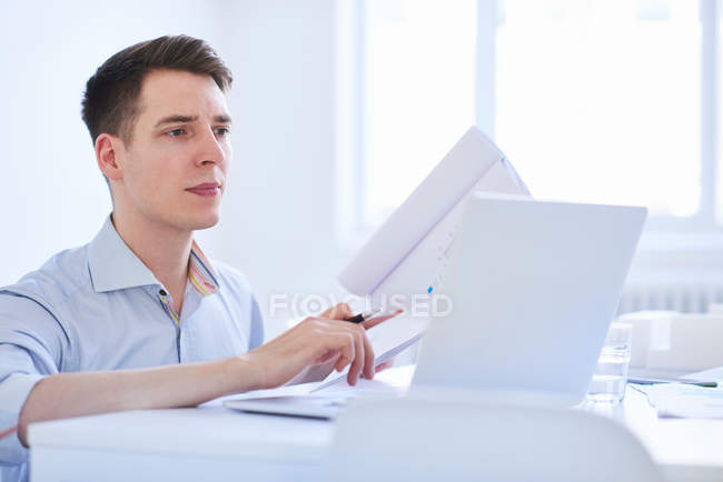 Hombre en la oficina usando tableta digital - foto de stock