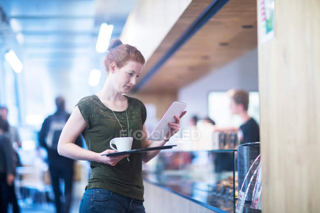 Studentin im Café in der Bibliothek — Stockfoto