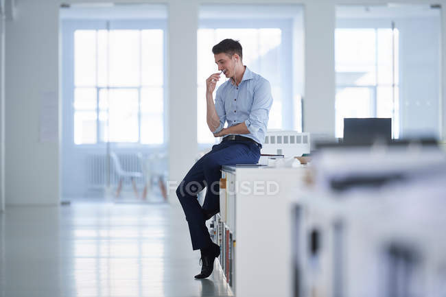 Homem trabalhando no escritório em plano aberto — Fotografia de Stock