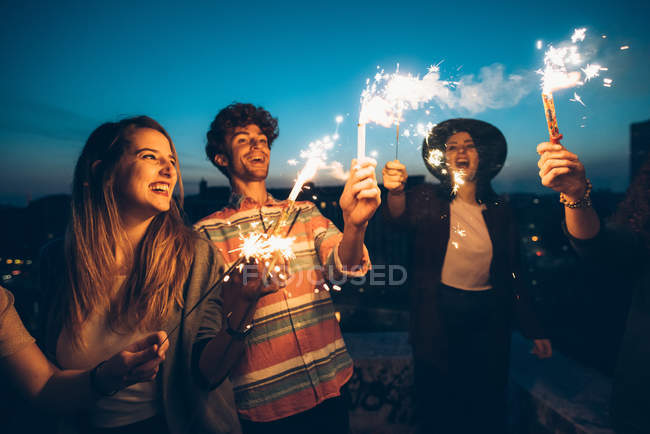 Gruppo di amici che si godono la festa sul tetto — Foto stock