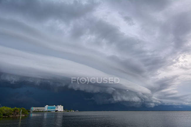 Lamina nuvem de arcus por tempestade de verão — Fotografia de Stock